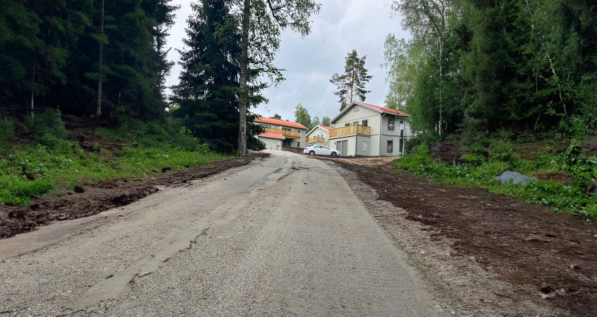 Nylagd grusväg upp till ett hus
